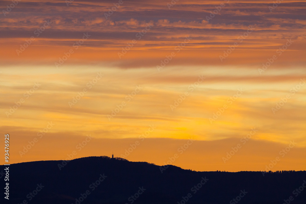 Sonnenuntergang mit Kontur der Schwäbischen Alb / Roßberg