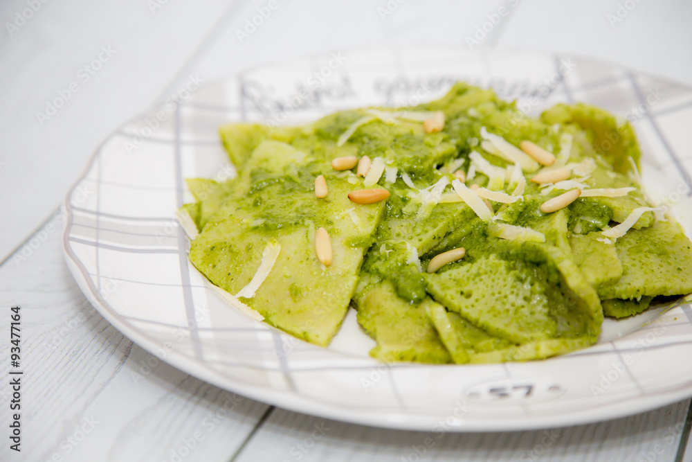 Testaroli al pesto ligure