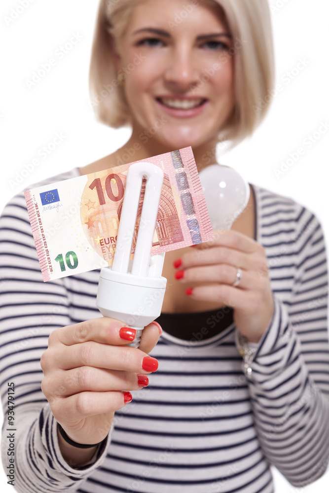 Frau mit Glühbirne Energiesparlampe und 10 Euro Banknote Frau mit Glühbirne Energiesparlampe und 10 Euro Banknote