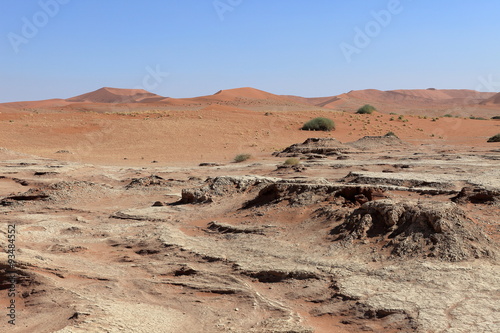 Die Wüste Namib mit dem Deadvlei und dem Sossusvlei in Namibia  photo