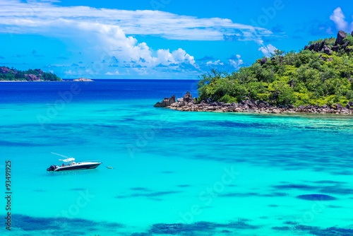 Yacht in paradise bay of Seychelles, Praslin © Simon Dannhauer