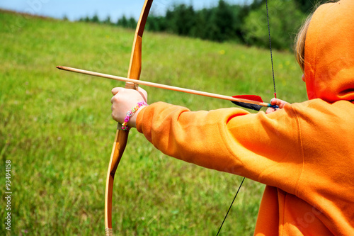 Kind beim Bogenschießen in Natur – Archery Kid
