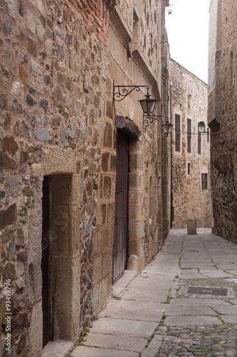 Hermosas calles de la ciudad medieval de C  ceres en la comunidad de Extremadura  Espa  a
