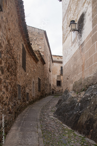 Hermosas calles de la ciudad medieval de C  ceres en la comunidad de Extremadura  Espa  a