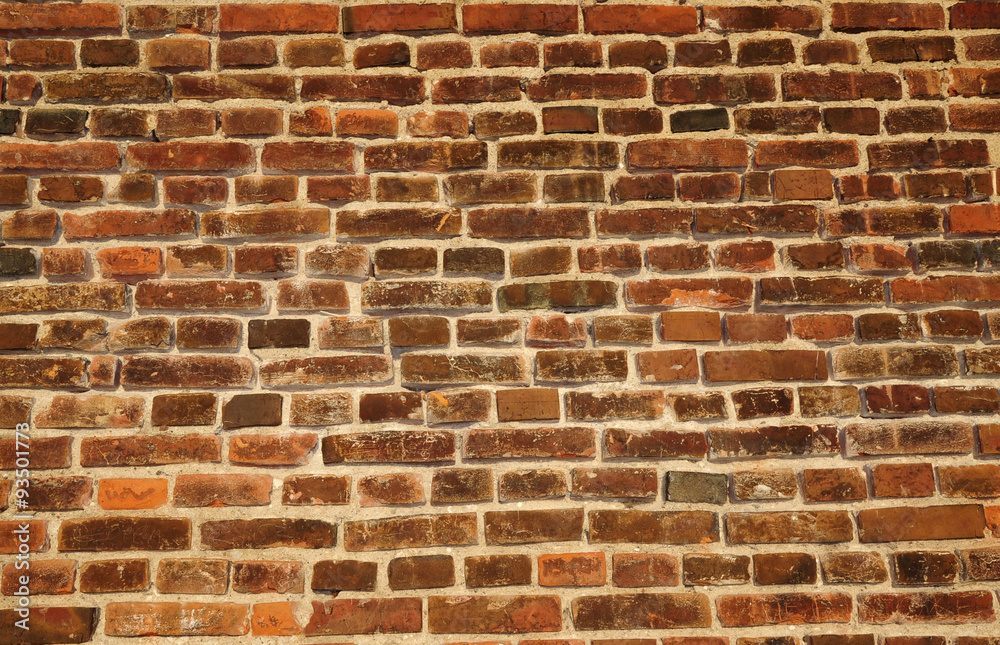 Fototapeta premium стена из красных кирпичей на развалинах старого дома