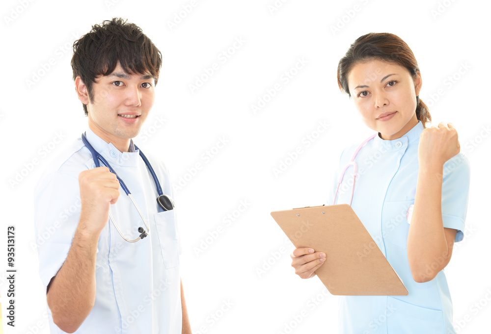 ガッツポーズの医師と看護師 ガッツポーズの医師と看護師