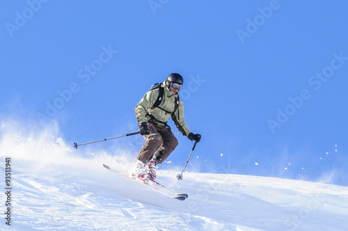 sportlich Skifahren im freien Gelände