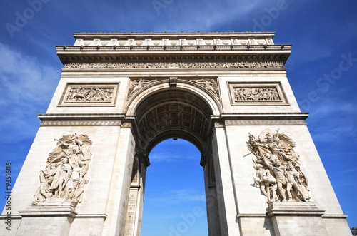 Looking up at Arc de Triomphe © pauws99