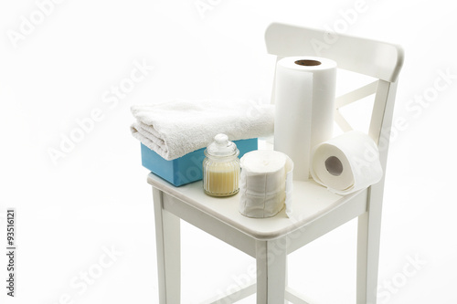 Akcesoria higieniczne pierwszej potrzeby. Rolka papieru toaletowego, ręcznik papierowy, lignina trzymana wyposażenie każdego domu