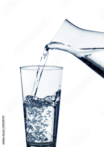 Wasser wird in ein Wasserglas eingefüllt photo