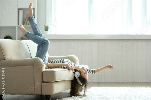 Woman listening music in he...