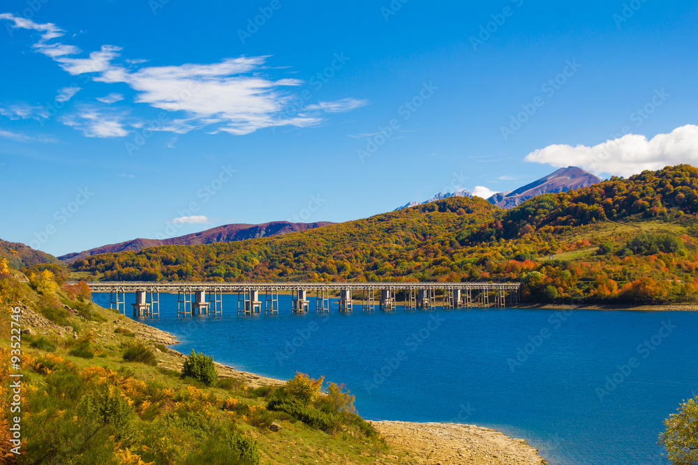 Ponte sul lago di montagna