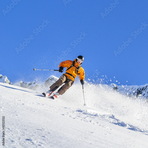 sportlich Skifahren im Pulverschnee