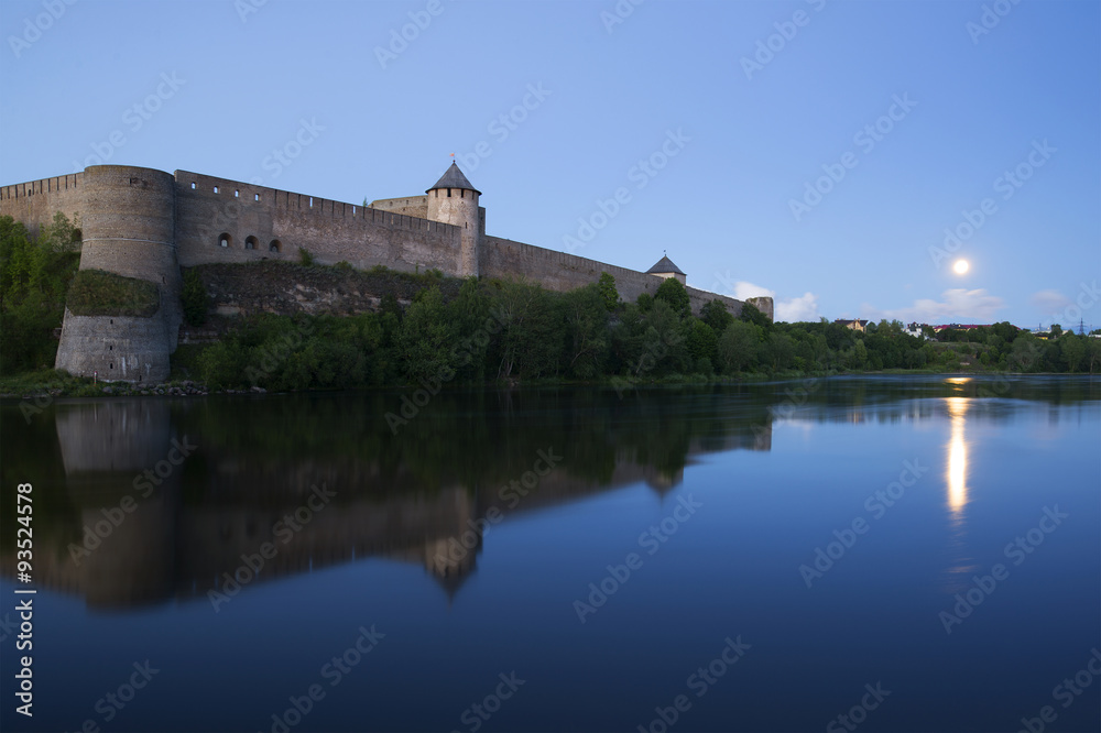 Вид на Ивангородскую крепость белой ночью