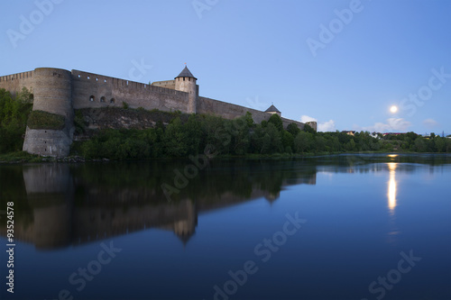 Вид на Ивангородскую крепость белой ночью