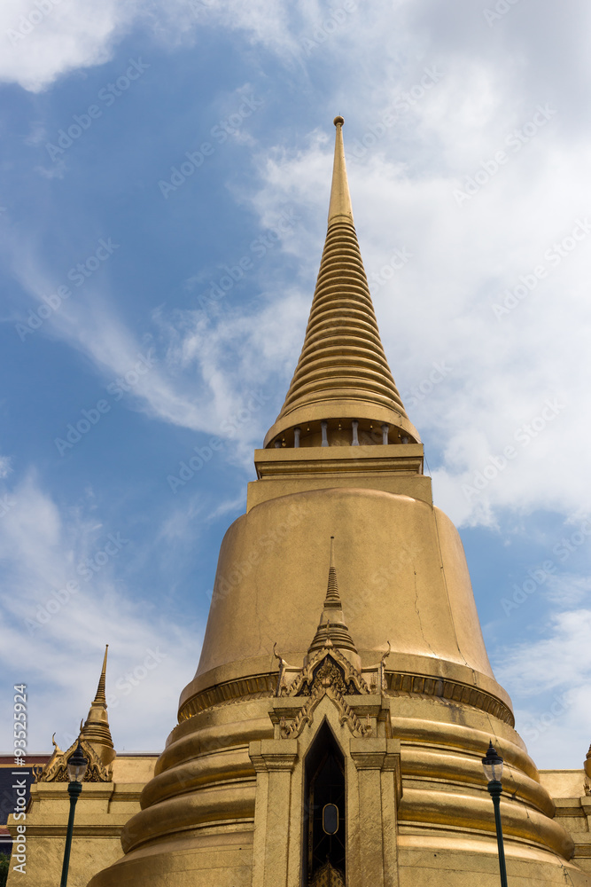 Fototapeta premium Gold stupa