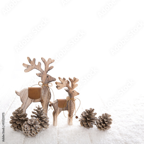 Elch, Rentier oder Hirsch aus Holz isoliert als Dekoration zu Weihnachten.  photo