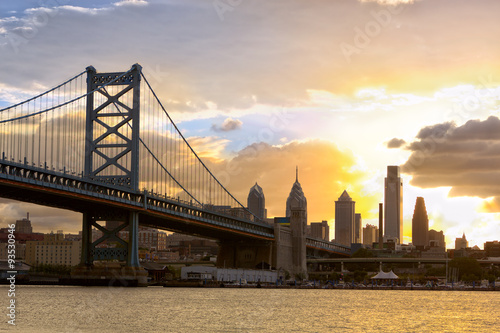 Fototapeta Naklejka Na Ścianę i Meble -  Philadelphia skyline and Ben Franklin Bridge at sunset, United States