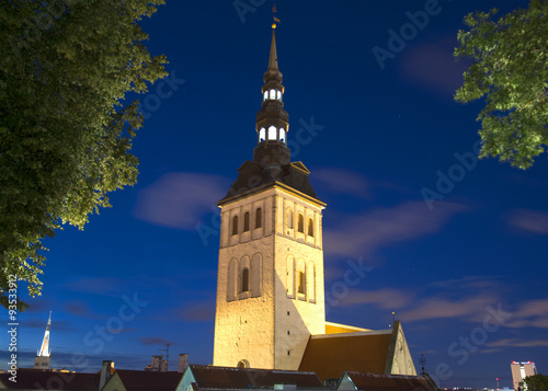Шпиль церкви Нигулисте крупным планом летней ночью. Старый Таллин