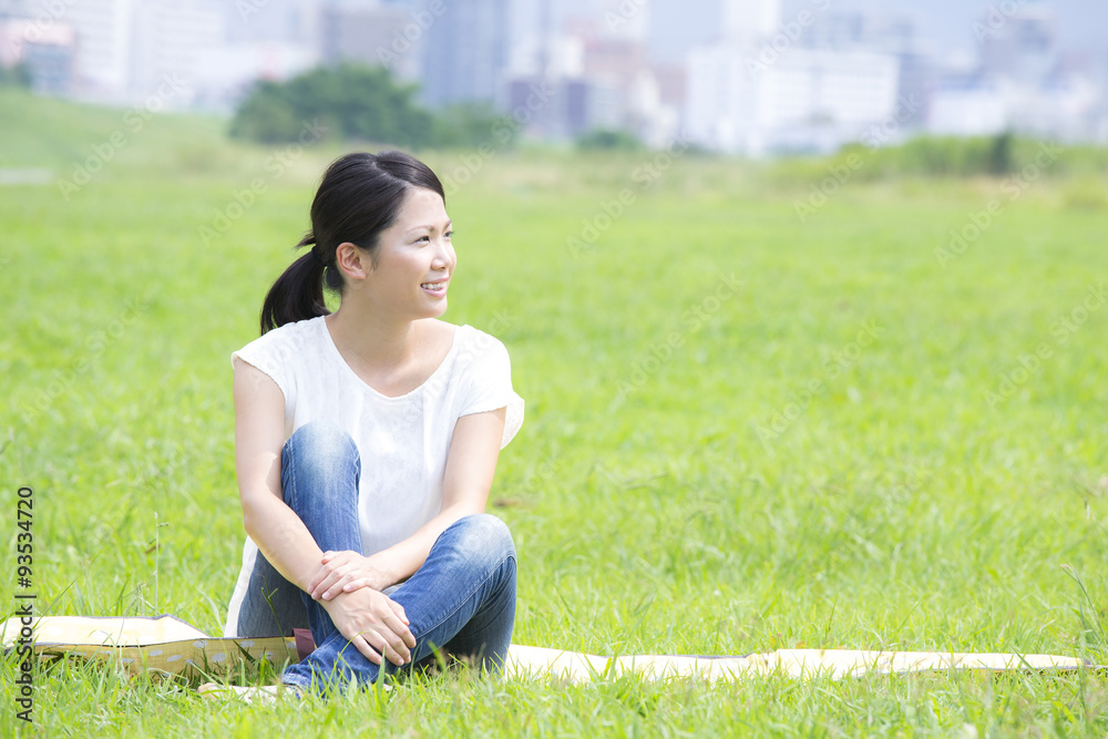 草原に座る若い女性 草原に座る若い女性