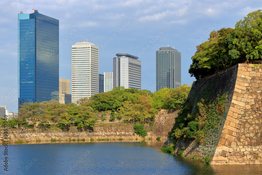 大阪城 お堀とビル群