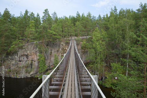 На подвесном мосту Лапинсалми. Национальный парк Реповеси, Финляндия