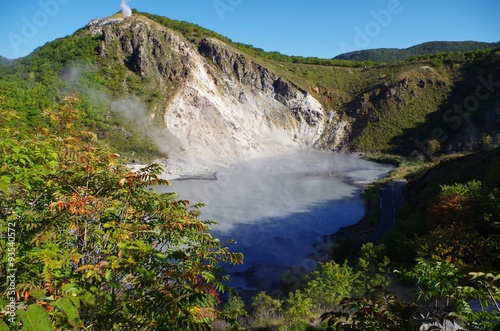 登別の大湯沼を展望