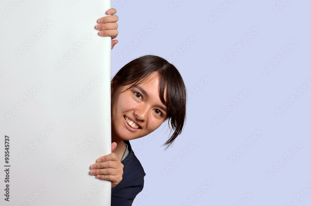 junge frau hinter einer tür junge frau hinter einer tür