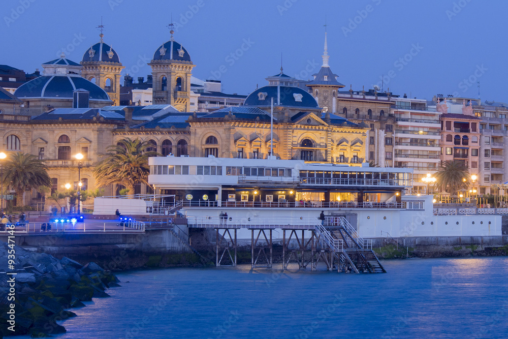 Fototapeta premium panoramic view of Donostia - San Sebastian at night