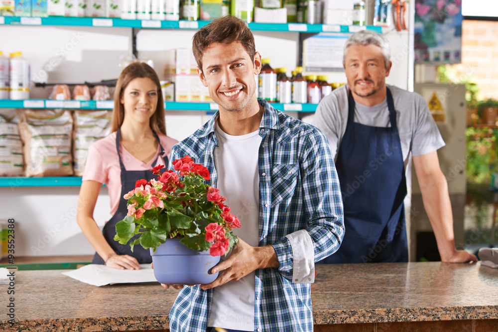 Gärtner und Florist als Mitarbeiter im Gartencenter Stock Photo Adobe