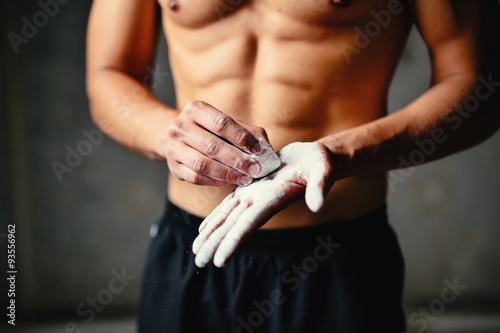 Fotografie Close-up photo of a climber putting talc on his palms
