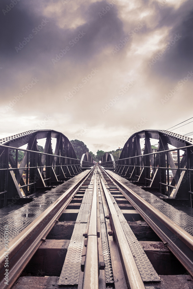 Obraz premium Railway metal bridge of world war history, River Kwai, Thailand