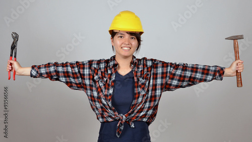 junge frau beim heimwerken photo