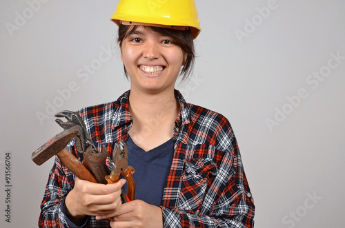 junge frau beim heimwerken photo