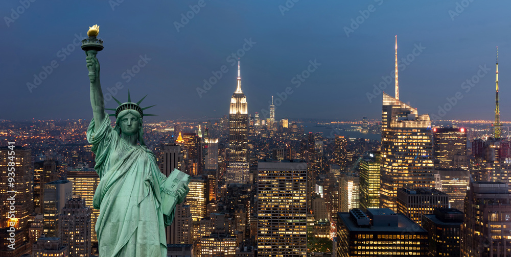 Fototapeta premium United States of America concept with statue of liberty in front of the New York cityscape at night