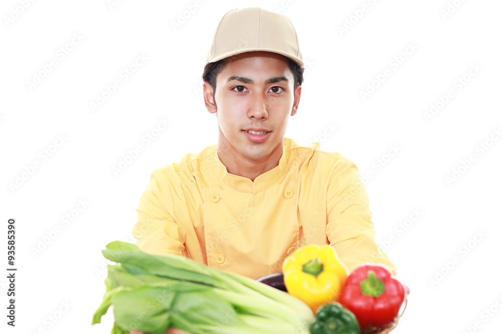 野菜を持つ男性 野菜を持つ男性