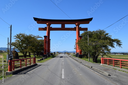 東北一の羽黒山大鳥居／山形県鶴岡市（旧羽黒町）羽黒山の玄関口にある、東北一の羽黒山大鳥居を撮影した写真です。高さ22.5m、幅15mの大きさを誇る朱塗りの大鳥居です。この巨大な大鳥居は、信仰の山として崇められてきた出羽三山（羽黒山、月山、湯殿山）への入り口にあります。 photo