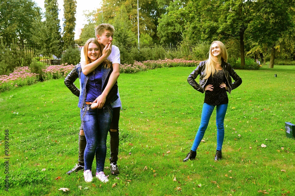Obraz premium Love triangle in Vilnius town Bernardinu garden on autumn