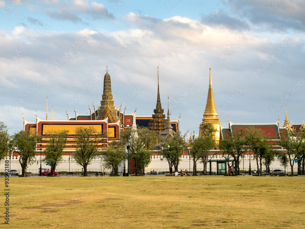 Naklejka premium Grand Royal Palace in Bangkok under cloudy sky