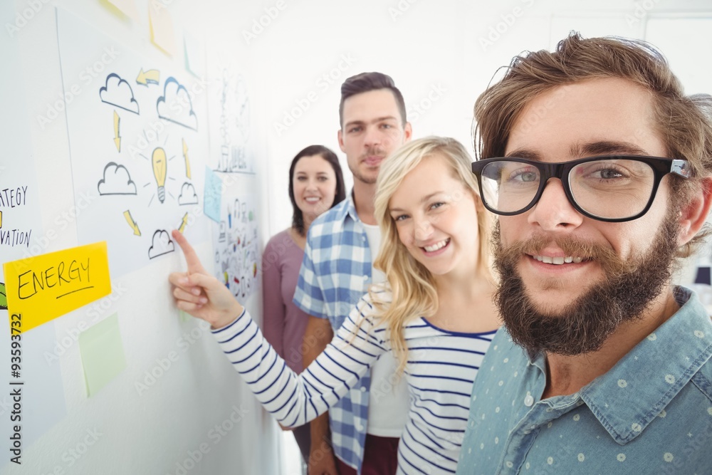 Obraz premium Smiling business team next to wall with sticky notes