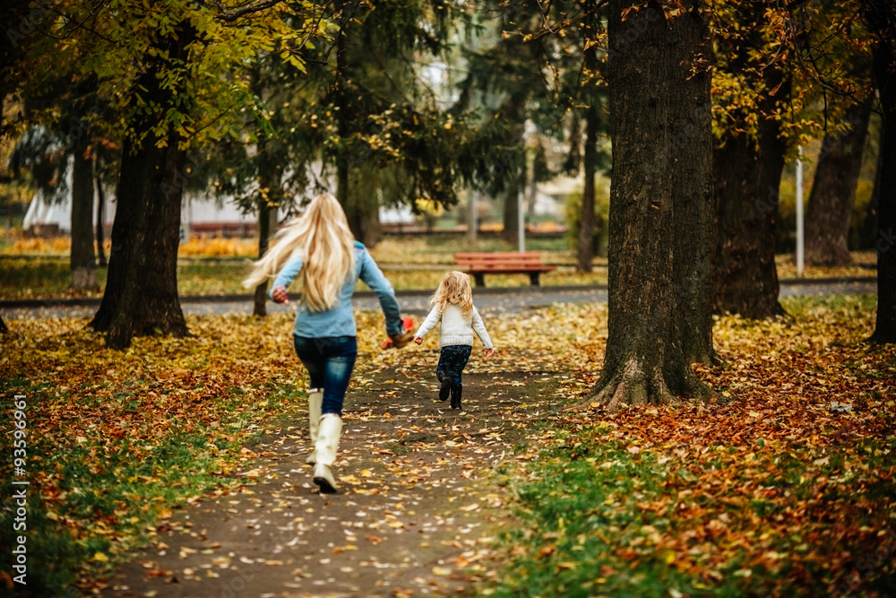 Fototapeta premium Mother with daughter in autumn park