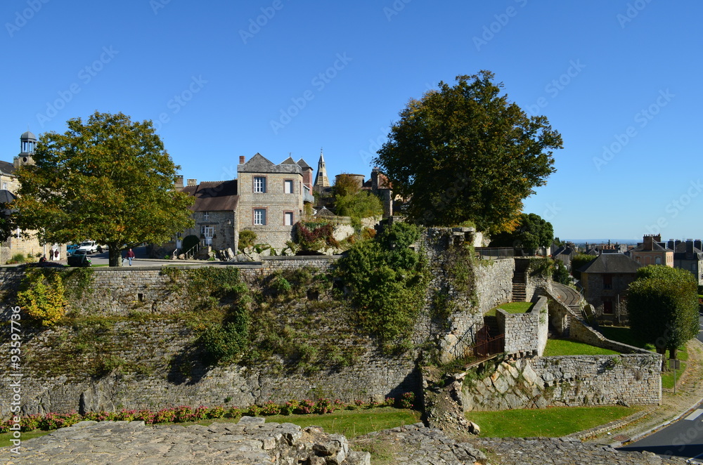 Domfront vu de son château (Orne-Normandie) Domfront vu de son château (Orne-Normandie)