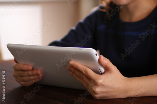 the girl behind the tablet on a wooden table © Studio KIVI