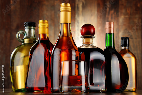 Obraz na plátně Bottles of assorted alcoholic beverages
