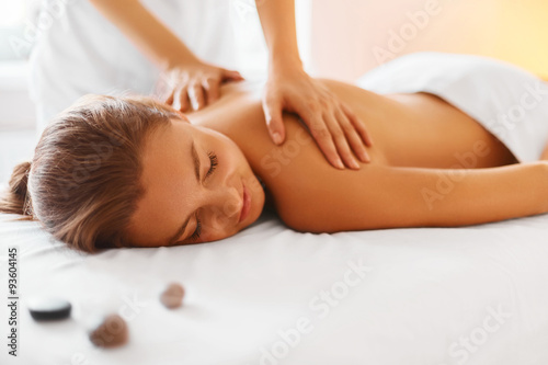 Fotografia Body care. Spa body massage treatment.