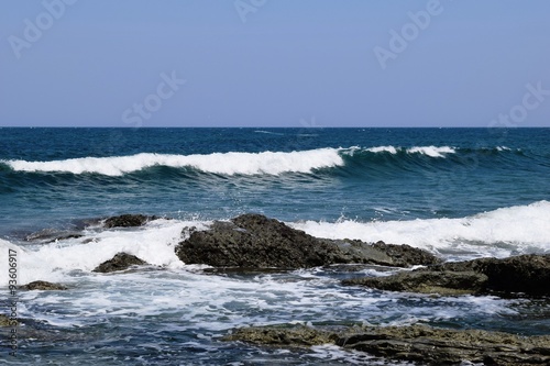 庄内浜の荒波（初夏）／山形県庄内浜の荒波風景を撮影した写真です。庄内浜は非常にきれいな白砂が広がる海岸と、奇岩怪石の磯が続く大変素晴らしい景観のリゾート地です。強風で晴天の日に海岸で荒波を撮影した写真です。 © FRANK