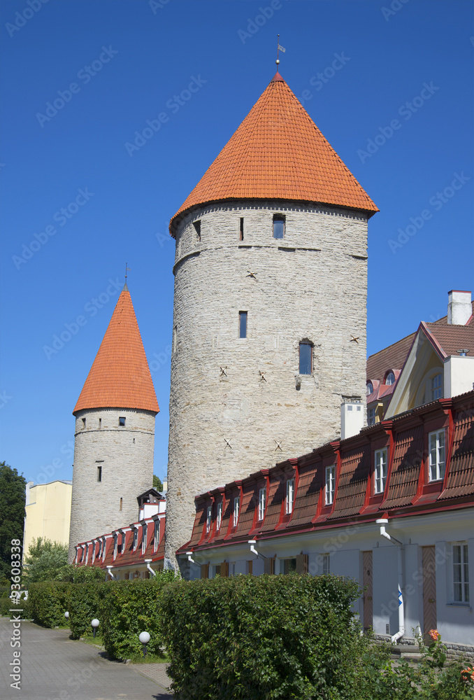 Старинные средневековые башни и современные таунхаузы. Таллин, Эстония