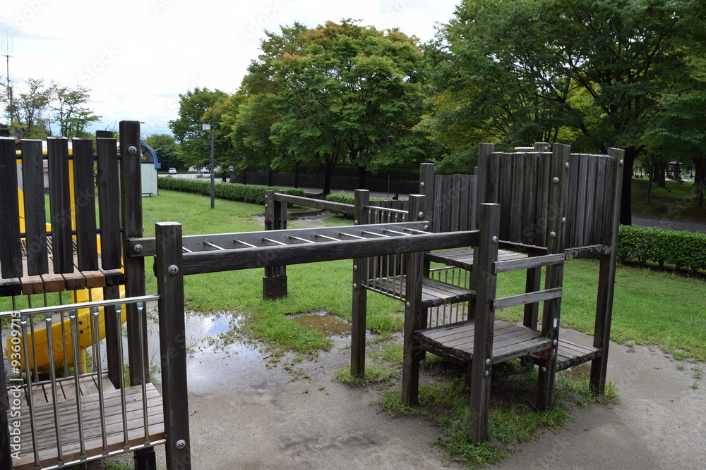 木製の遊具/山形県庄内地方の総合運動公園で、木製の遊具を撮影した写真です。 木製の遊具/山形県庄内地方の総合運動公園で、木製の遊具を撮影した写真です。