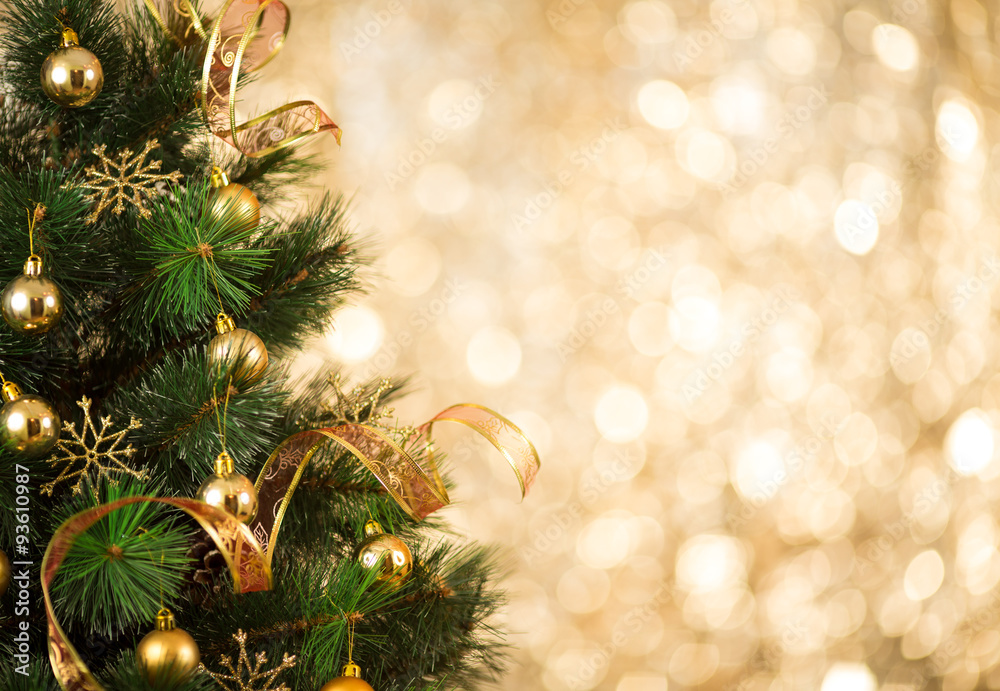 Christmas tree background with gold blurred light - obrazy, fototapety, plakaty 