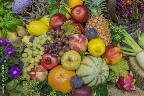 bunte Erntedank Dekoration mit frischem Obst und Blumen